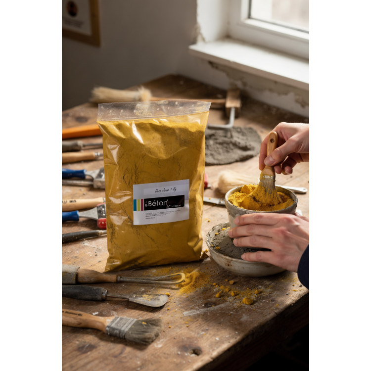 Sac de pigment ocre jaune naturel iBéton® posé sur un établi de bricolage, pot et pinceau en train de mélanger.