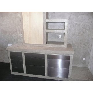 Console de rangement moderne avec portes gris foncé et panneaux métalliques, meuble mural et miroir intégré. Qu'est-ce qui peut remplacer le béton ciré se lit comme description naturelle.